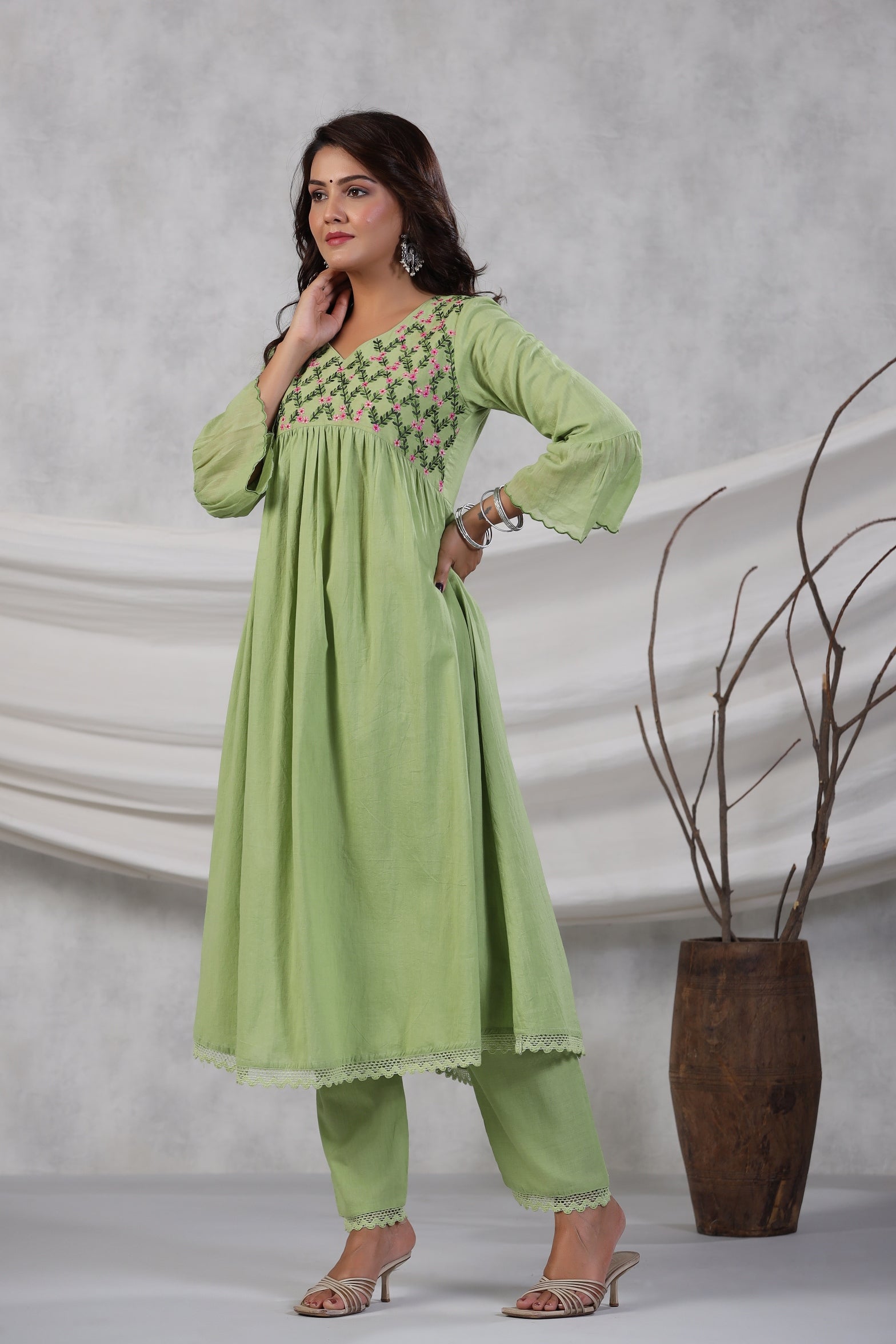 Floral Embroidered Regular Thread Work Pure Cotton Kurta with Trousers